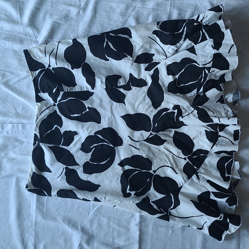White House Black Market white with black floral print skirt size 0